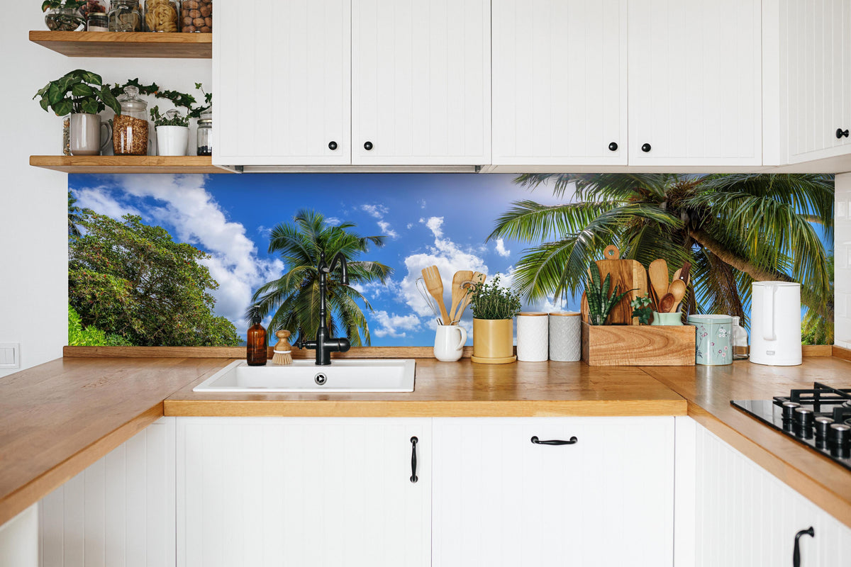 Küche - Blick auf den schönen tropischen Strand in weißer Küche hinter Gewürzen und Kochlöffeln aus Holz
