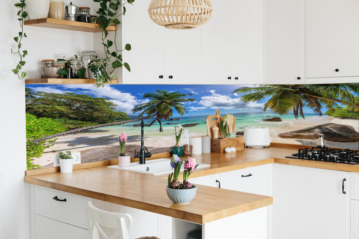 Küche - Blick auf den schönen tropischen Strand in lebendiger Küche mit bunten Blumen