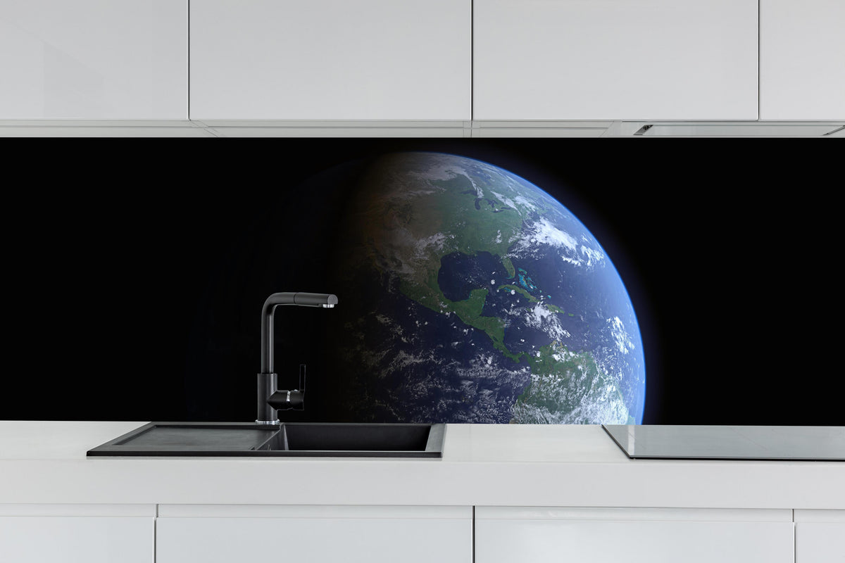 Küche - Blick auf die Erde vom Weltall hinter weißen Hochglanz-Küchenregalen und schwarzem Wasserhahn