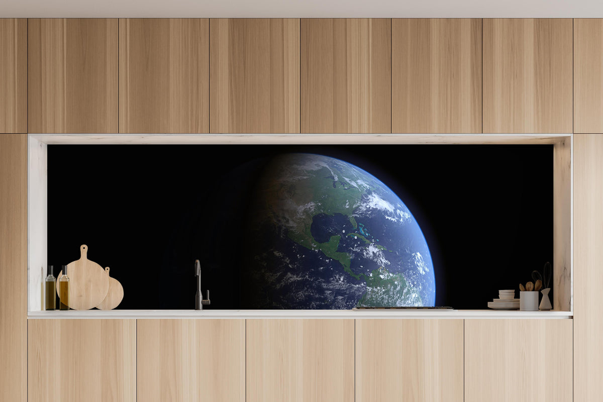 Küche - Blick auf die Erde vom Weltall in charakteristischer Vollholz-Küche mit modernem Gasherd
