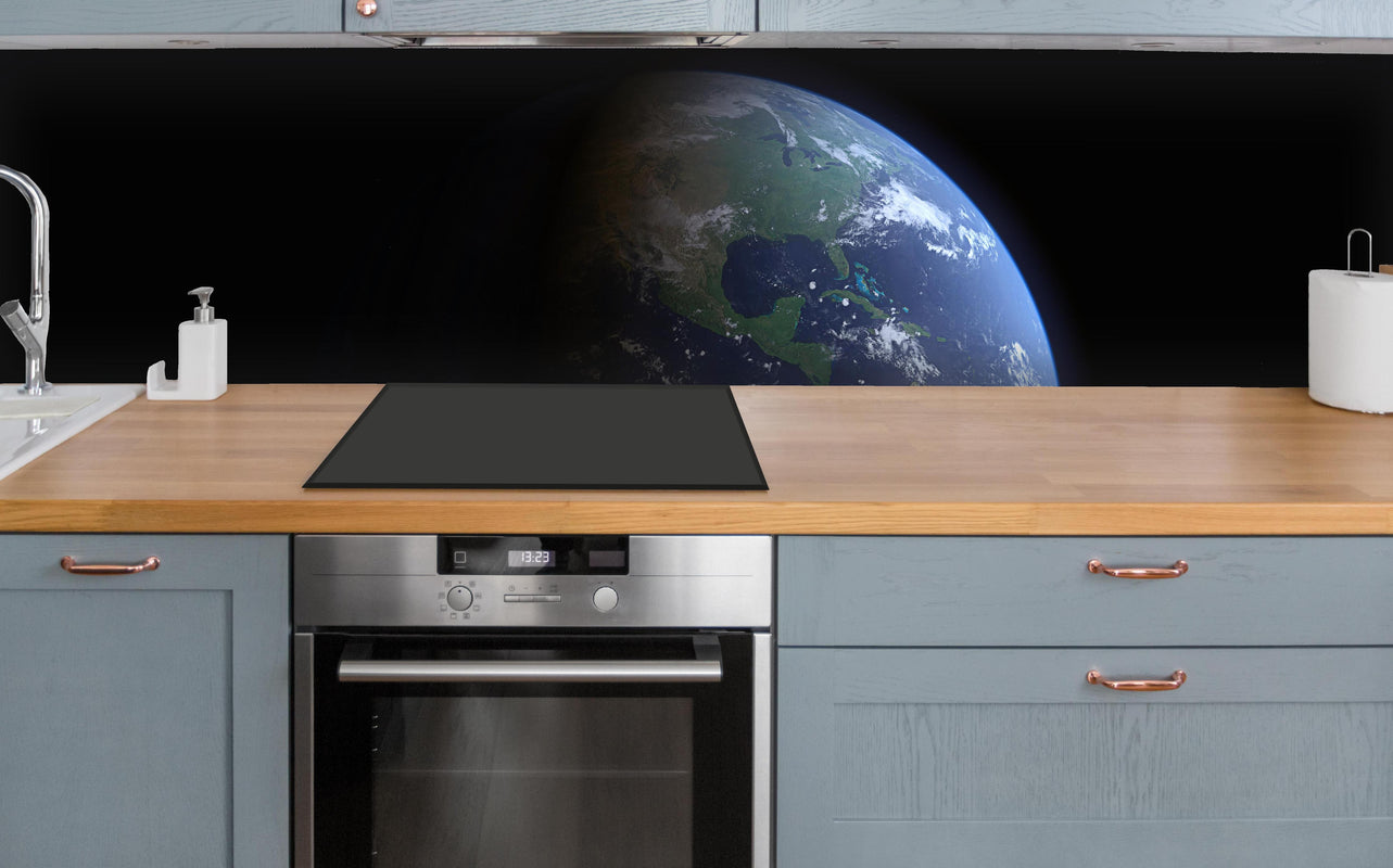 Küche - Blick auf die Erde vom Weltall über polierter Holzarbeitsplatte mit Cerankochfeld