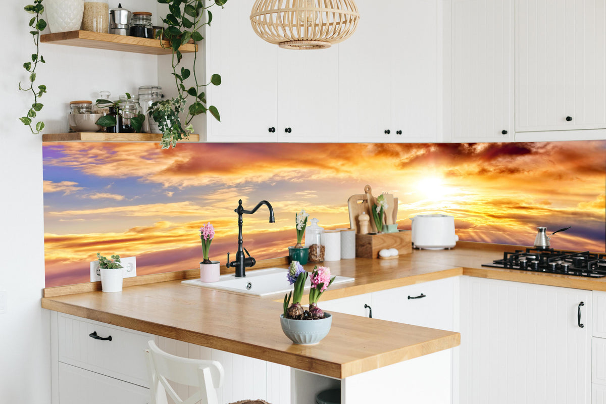 Küche - Blick zum schönen Sonnenuntergang in lebendiger Küche mit bunten Blumen