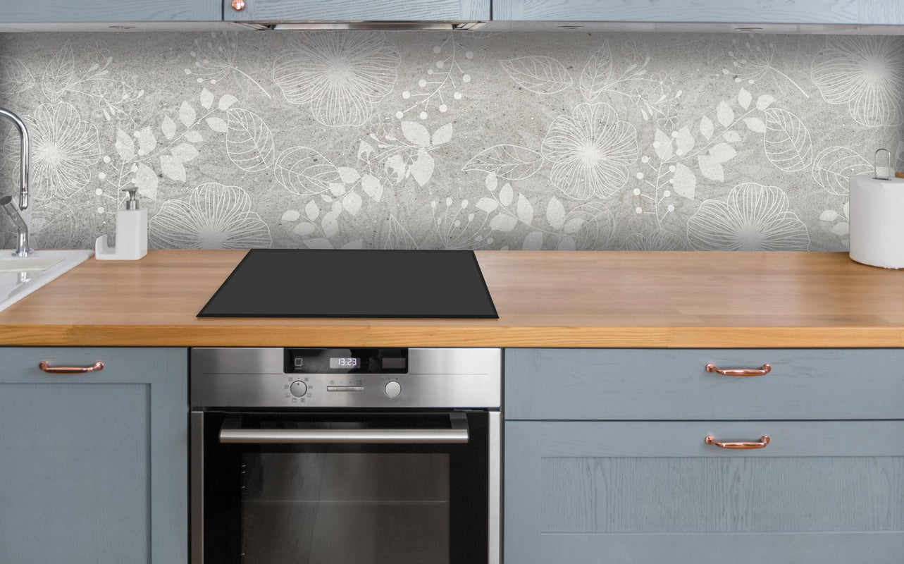 Küche - Blumen auf grauem Beton über polierter Holzarbeitsplatte mit Cerankochfeld