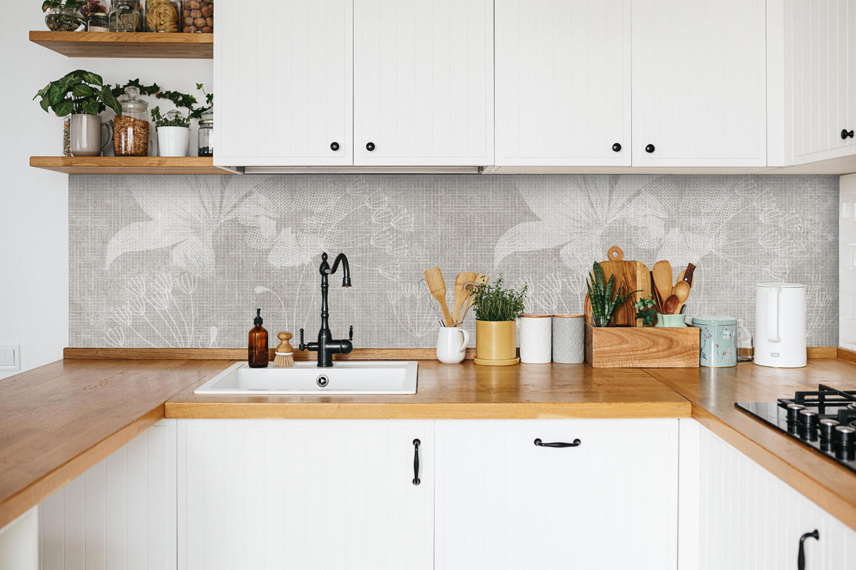 Küche - Blumen auf weißem Wandhintergrund in weißer Küche hinter Gewürzen und Kochlöffeln aus Holz