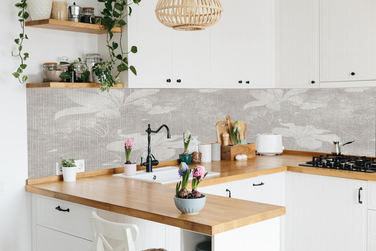 Küche - Blumen auf weißem Wandhintergrund in lebendiger Küche mit bunten Blumen
