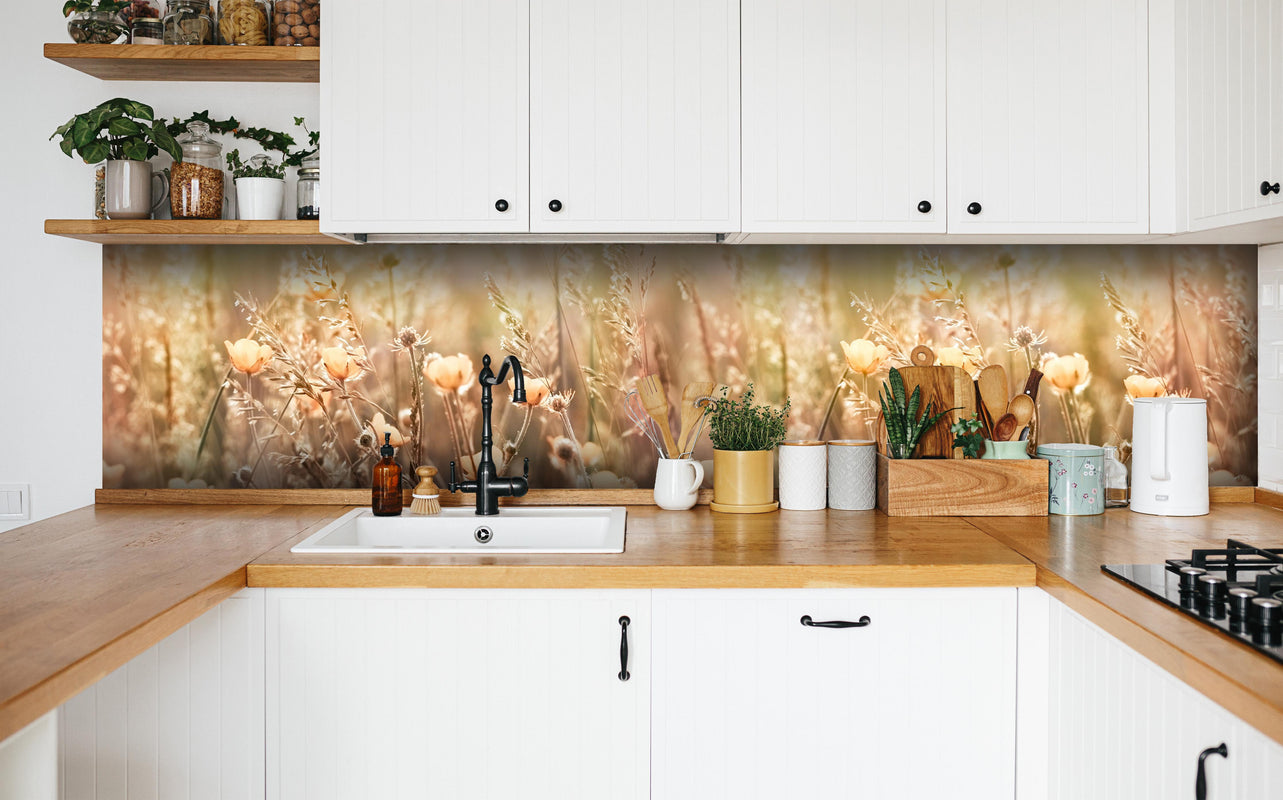 Küche - Blumenfeld mit Sonnenstrahlen in weißer Küche hinter Gewürzen und Kochlöffeln aus Holz