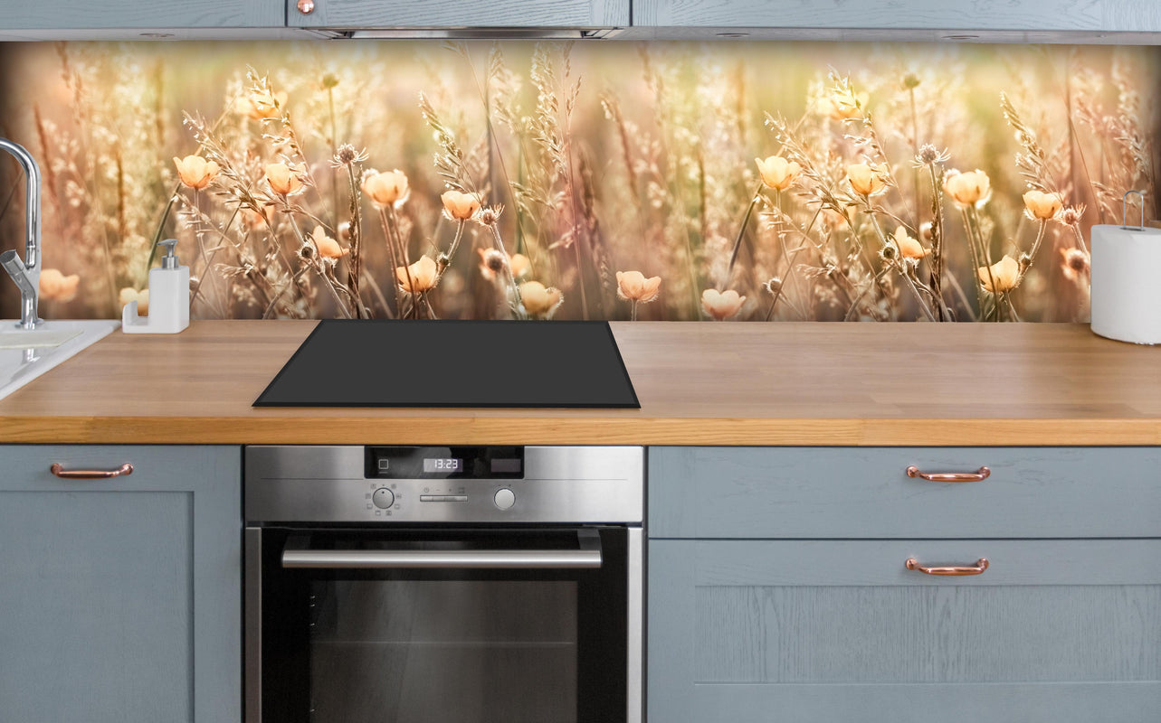 Küche - Blumenfeld mit Sonnenstrahlen über polierter Holzarbeitsplatte mit Cerankochfeld