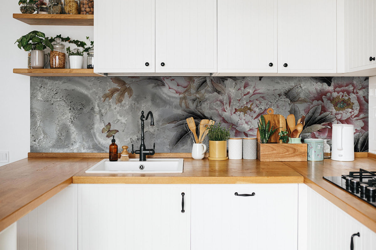 Küche - Blumenstrauß abgebildet auf Beton in weißer Küche hinter Gewürzen und Kochlöffeln aus Holz