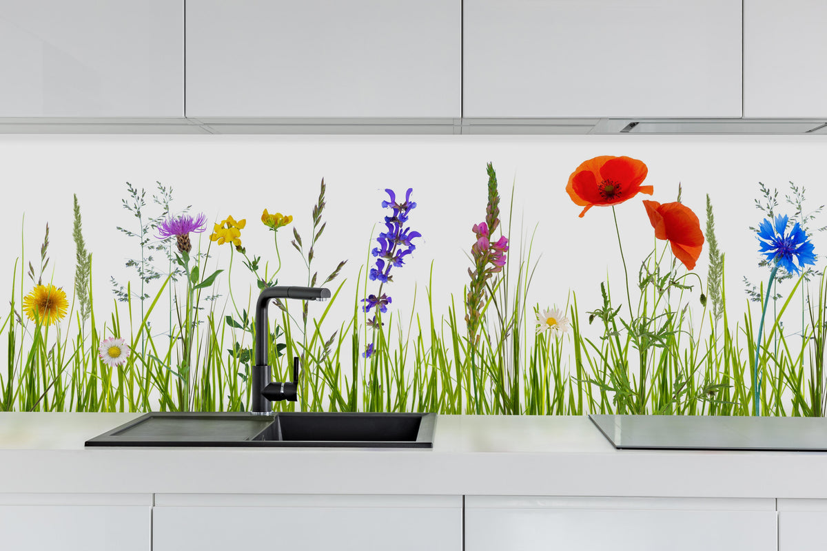 Küche - Blumenwiese hinter weißen Hochglanz-Küchenregalen und schwarzem Wasserhahn