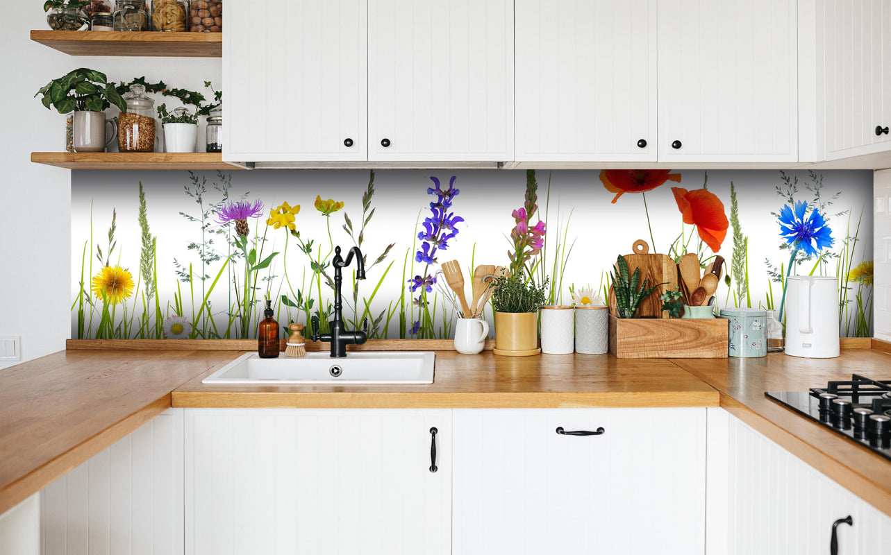 Küche - Blumenwiese in weißer Küche hinter Gewürzen und Kochlöffeln aus Holz
