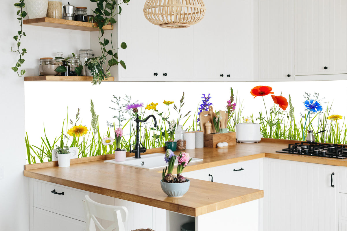 Küche - Blumenwiese über polierter Holzarbeitsplatte mit Cerankochfeld