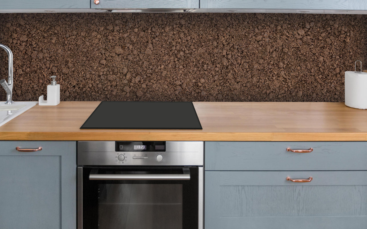 Küche - Bodentextur in Nahaufnahme über polierter Holzarbeitsplatte mit Cerankochfeld
