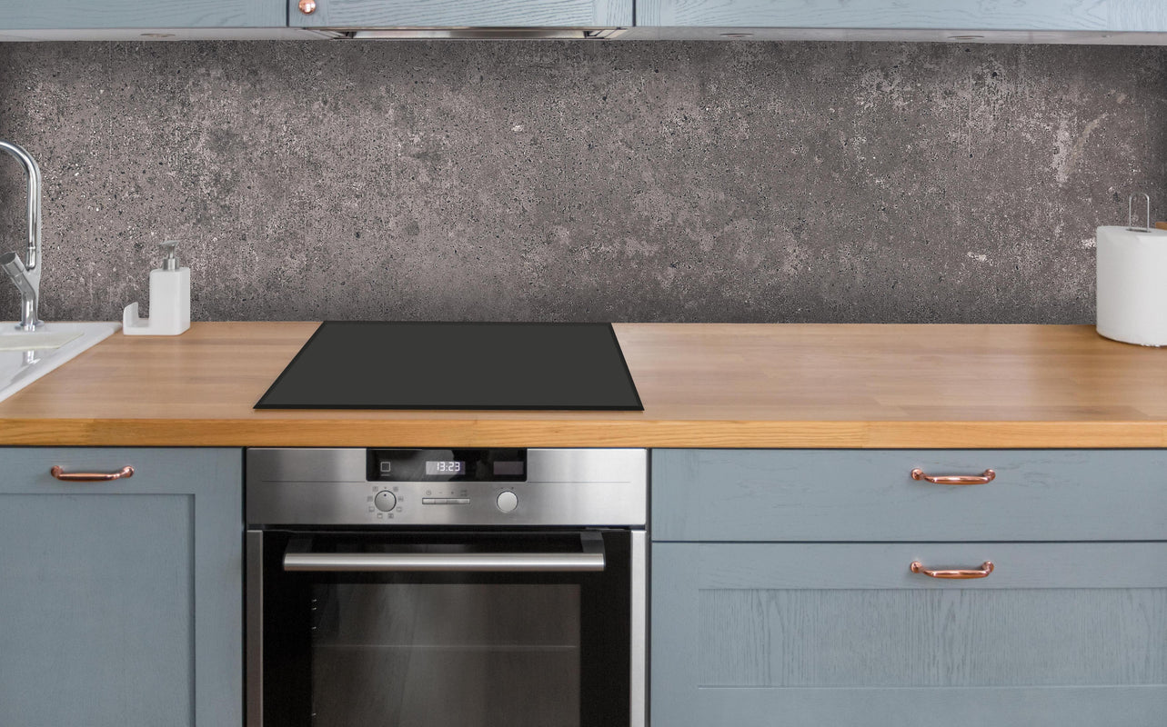 Küche - Bräunliche luxuriöse Marmortextur über polierter Holzarbeitsplatte mit Cerankochfeld