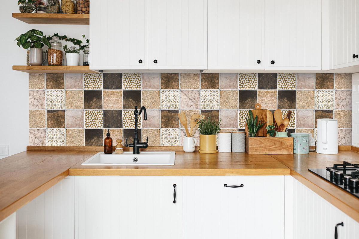 Küche - Bräunliche quadratische Mosaiktextur  in weißer Küche hinter Gewürzen und Kochlöffeln aus Holz