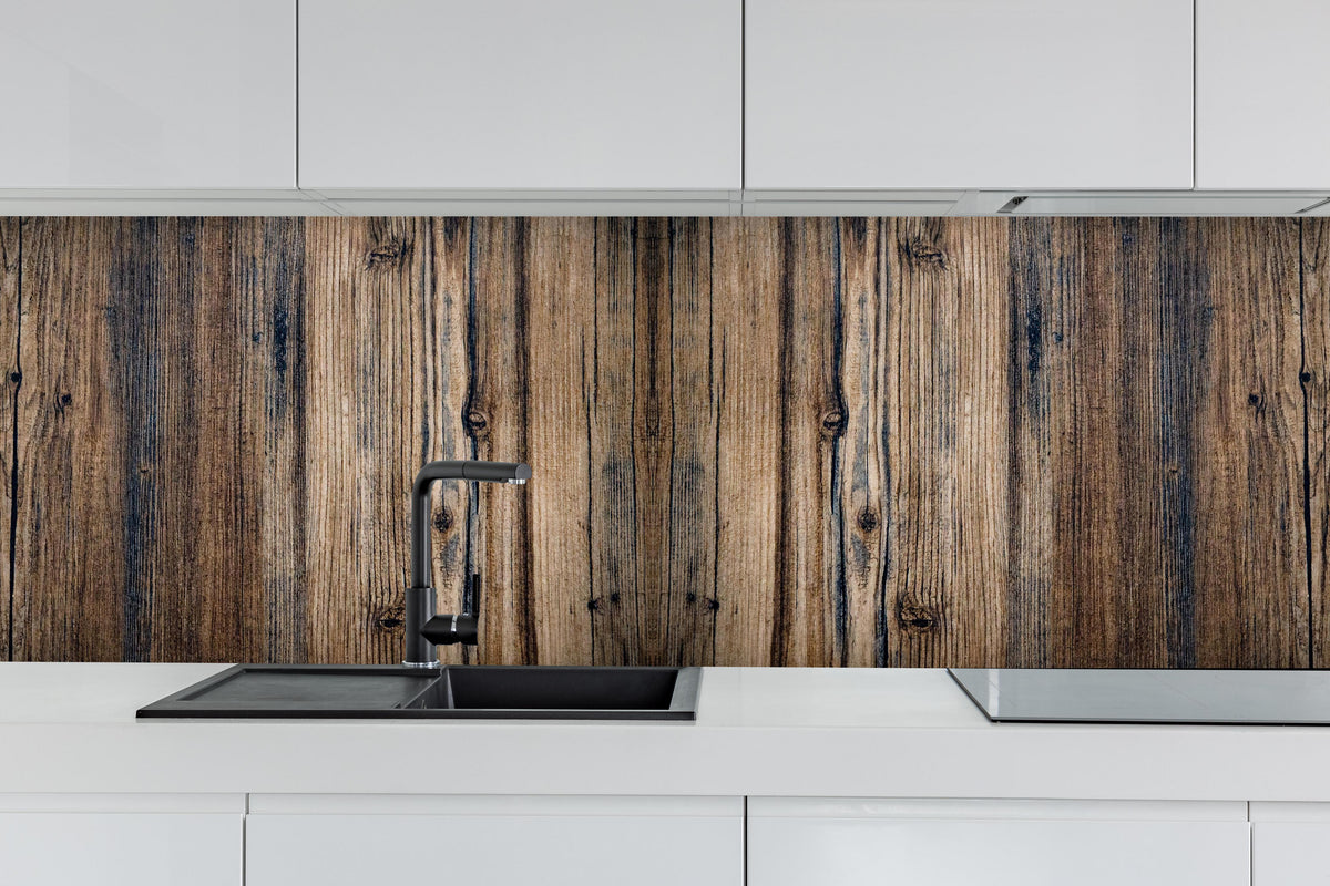 Küche - Bräunlicher Holz Hintergrund hinter weißen Hochglanz-Küchenregalen und schwarzem Wasserhahn