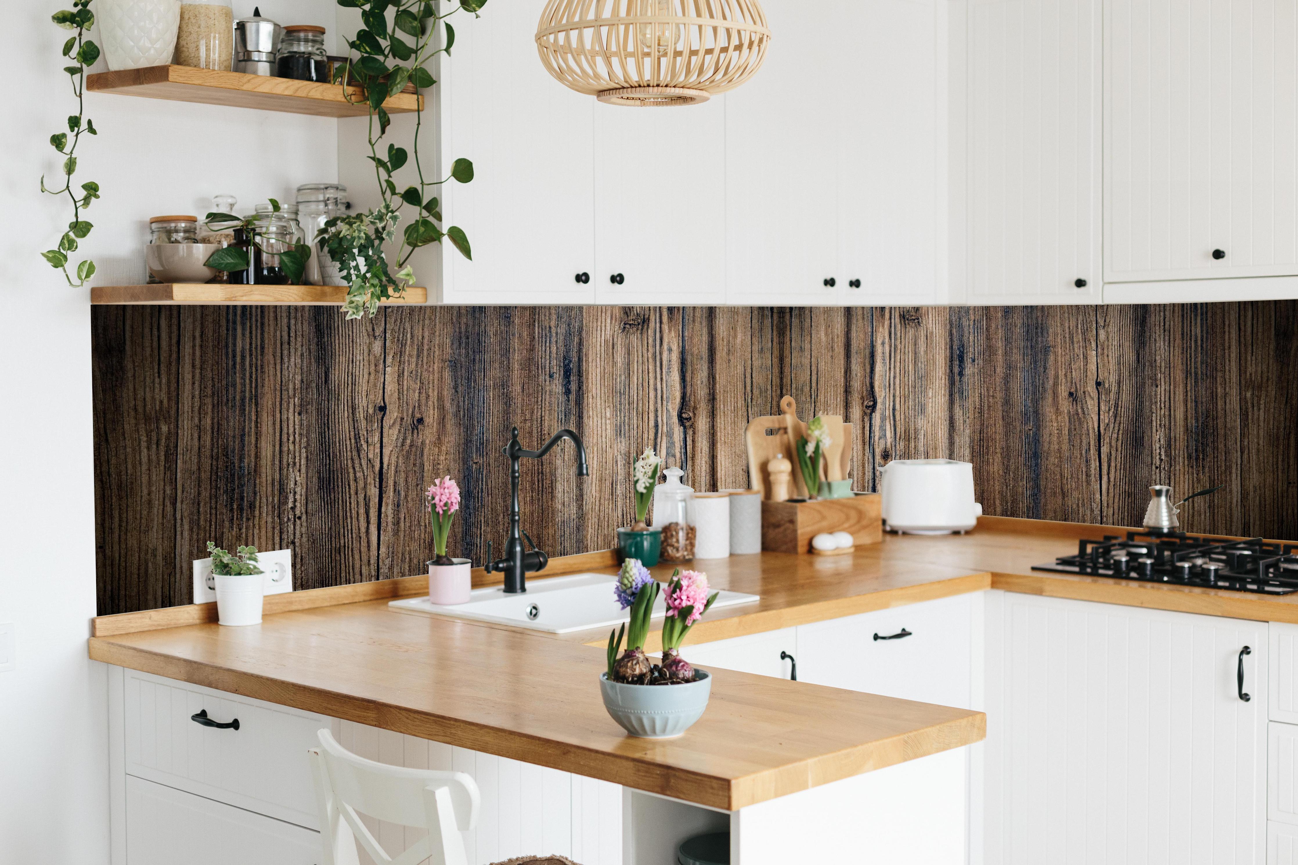 Küche - Bräunlicher Holz Hintergrund in lebendiger Küche mit bunten Blumen