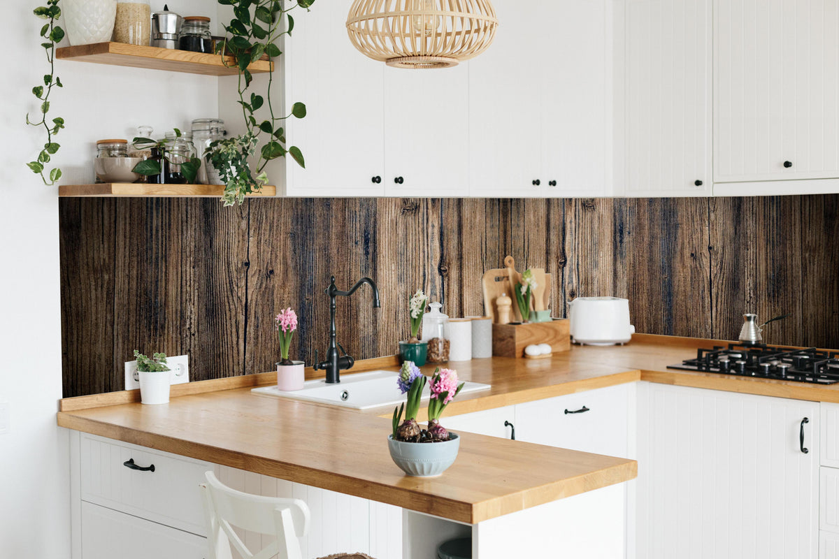 Küche - Bräunlicher Holz Hintergrund in lebendiger Küche mit bunten Blumen