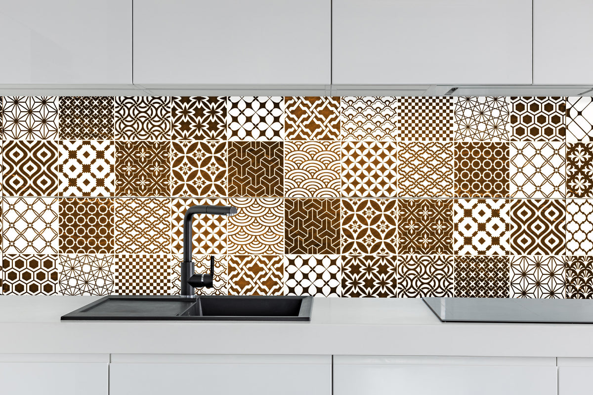 Küche - Braun-Beige geometrisch Mosaik hinter weißen Hochglanz-Küchenregalen und schwarzem Wasserhahn