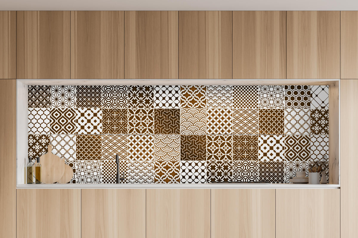 Küche - Braun-Beige geometrisch Mosaik in charakteristischer Vollholz-Küche mit modernem Gasherd