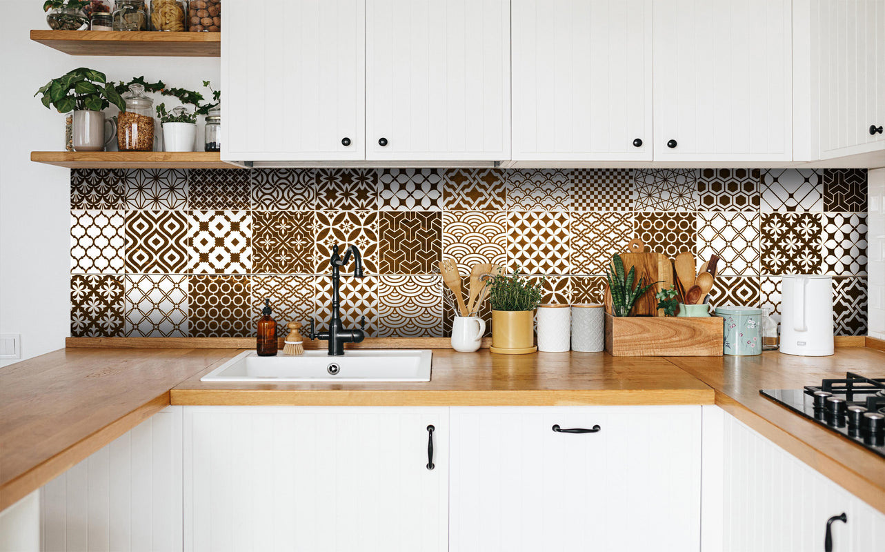Küche - Braun-Beige geometrisch Mosaik in weißer Küche hinter Gewürzen und Kochlöffeln aus Holz
