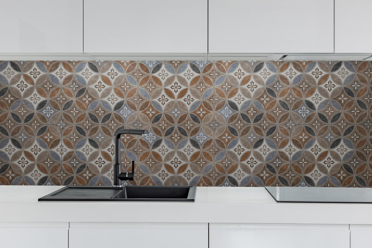 Küche - Braun-Beiges Vintage Mosaik hinter weißen Hochglanz-Küchenregalen und schwarzem Wasserhahn