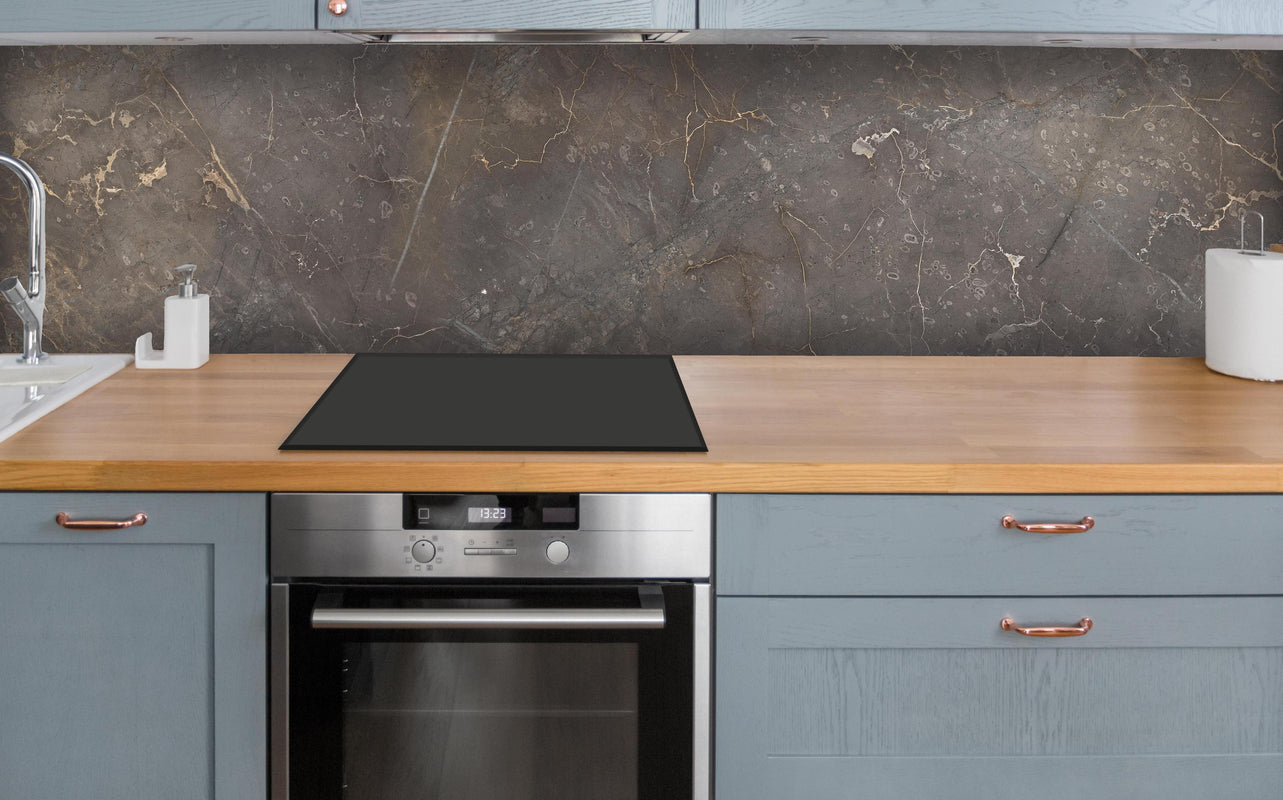 Küche - Braun-Grauer Marmor mit Adern über polierter Holzarbeitsplatte mit Cerankochfeld
