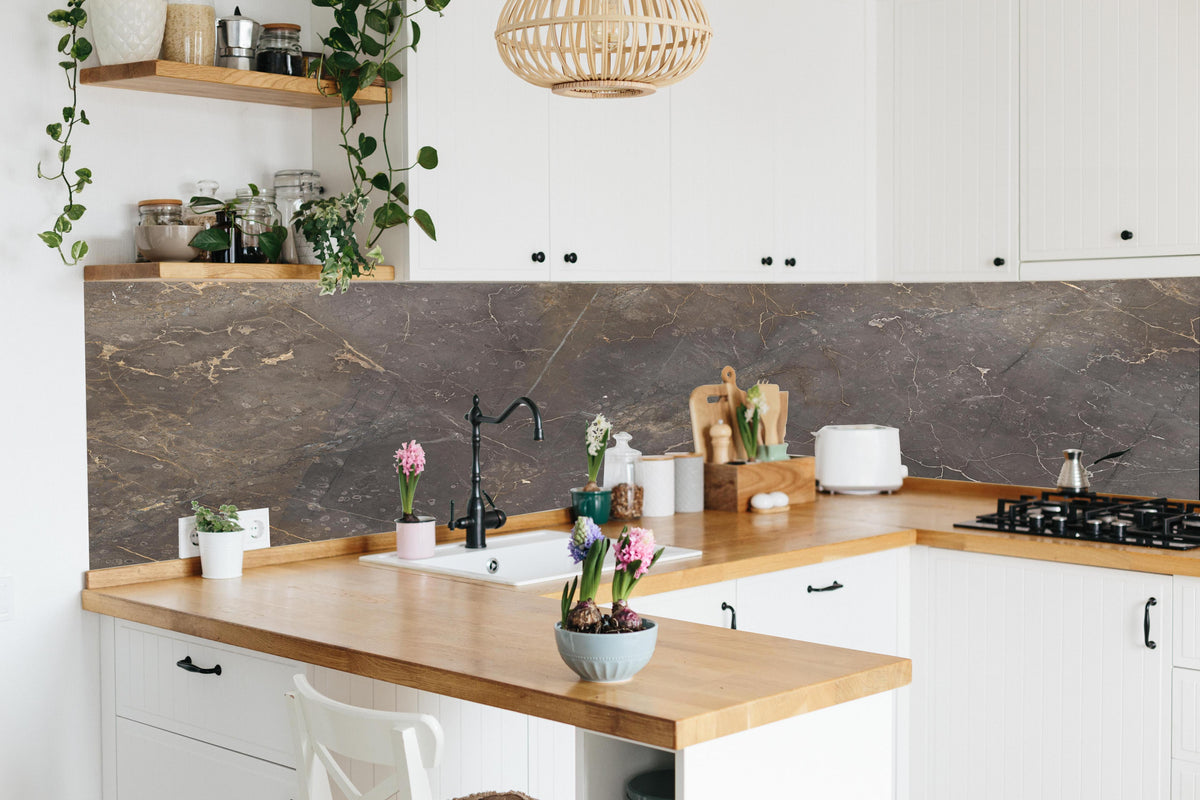 Küche - Braun-Grauer Marmor mit Adern in lebendiger Küche mit bunten Blumen