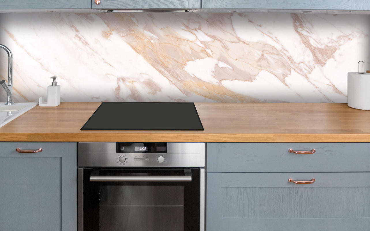 Küche - Braun-beiger Marmor über polierter Holzarbeitsplatte mit Cerankochfeld