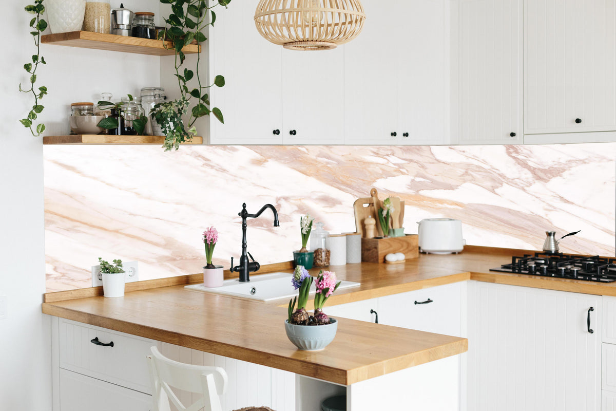 Küche - Braun-beiger Marmor in lebendiger Küche mit bunten Blumen