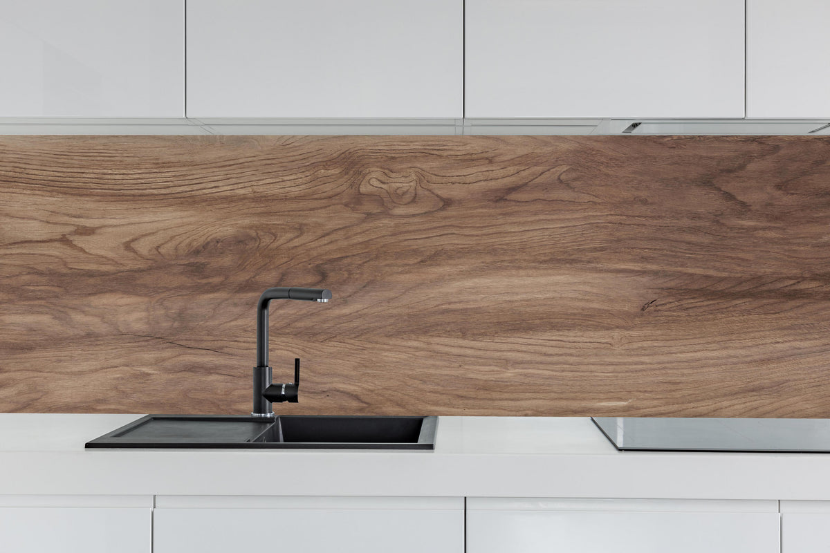 Küche - Braune Holz Textur mit Muster hinter weißen Hochglanz-Küchenregalen und schwarzem Wasserhahn