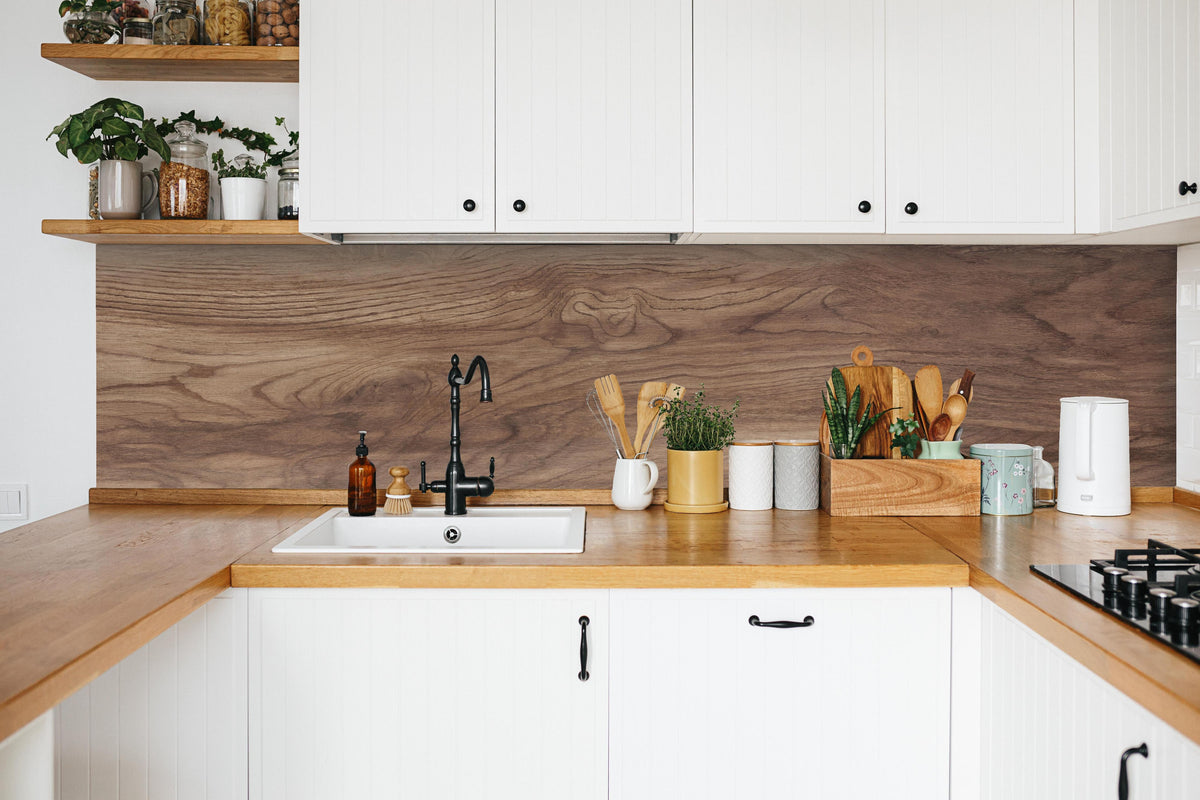 Küche - Braune Holz Textur mit Muster in weißer Küche hinter Gewürzen und Kochlöffeln aus Holz