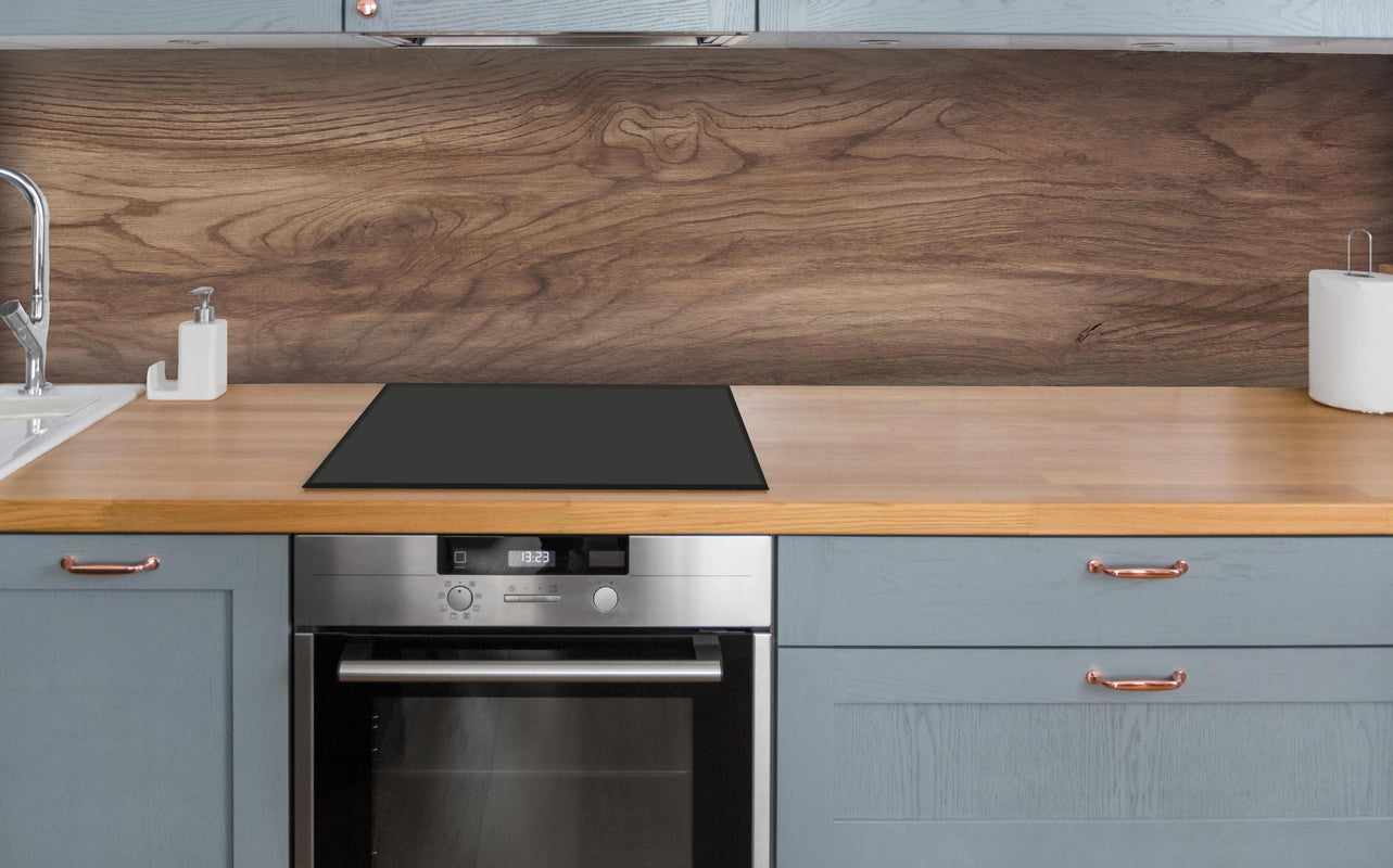 Küche - Braune Holz Textur mit Muster über polierter Holzarbeitsplatte mit Cerankochfeld