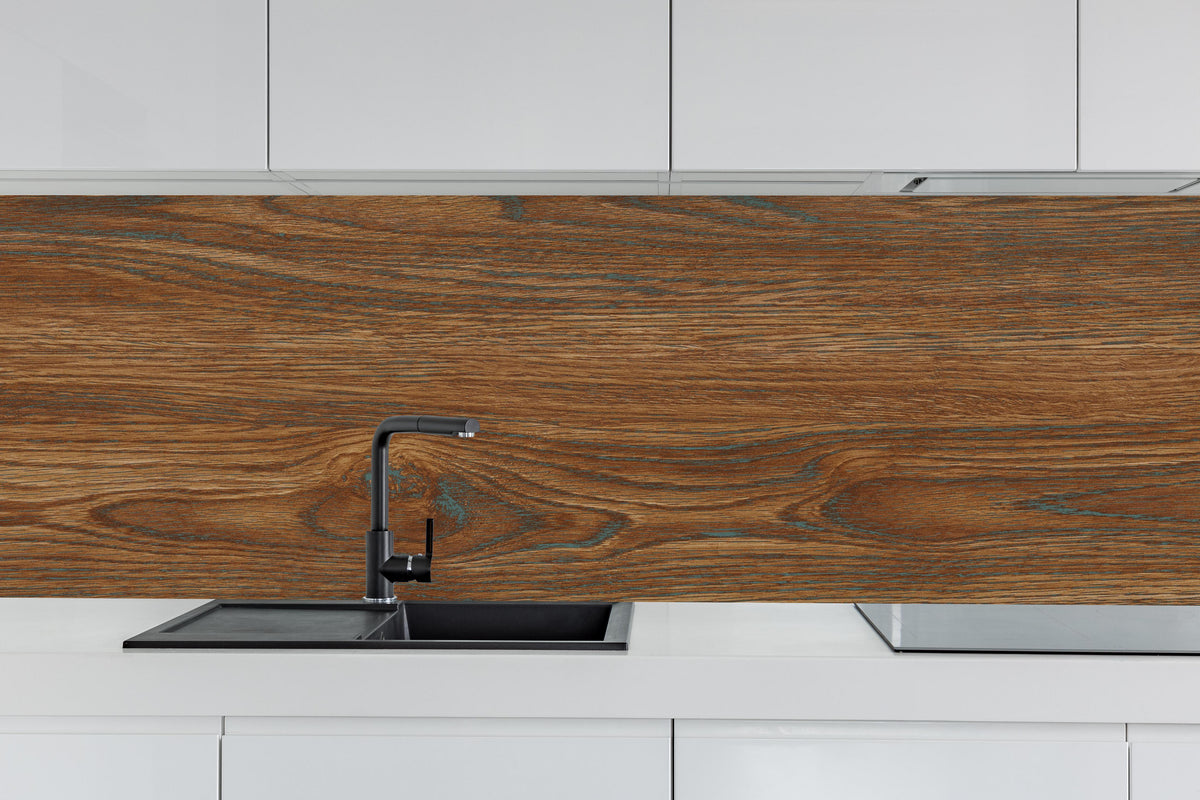 Küche - Braune Holztextur mit Streifenmuster hinter weißen Hochglanz-Küchenregalen und schwarzem Wasserhahn