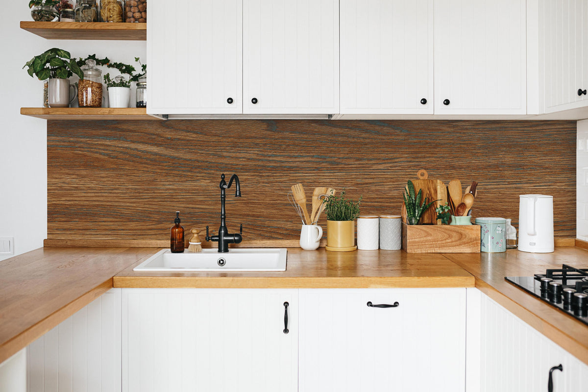 Küche - Braune Holztextur mit Streifenmuster in weißer Küche hinter Gewürzen und Kochlöffeln aus Holz
