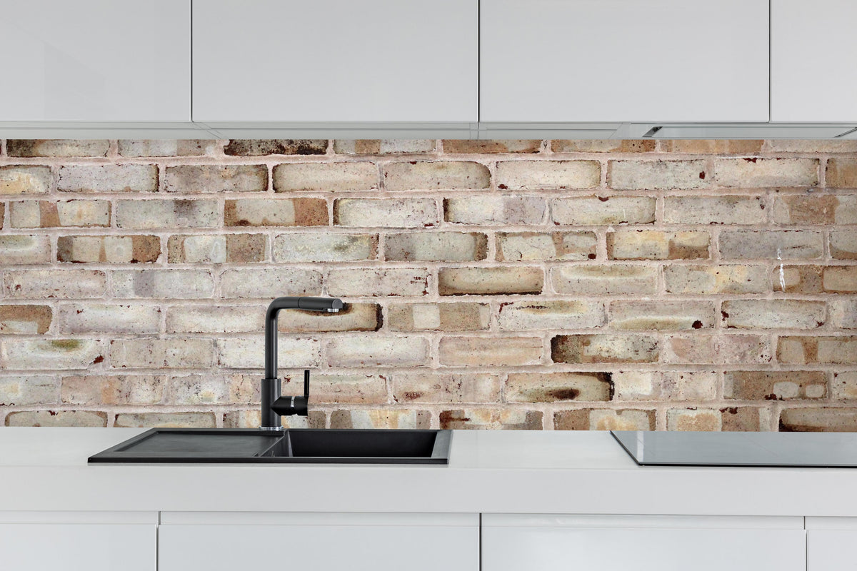Küche - Braune verschimmelte Ziegelmauer hinter weißen Hochglanz-Küchenregalen und schwarzem Wasserhahn