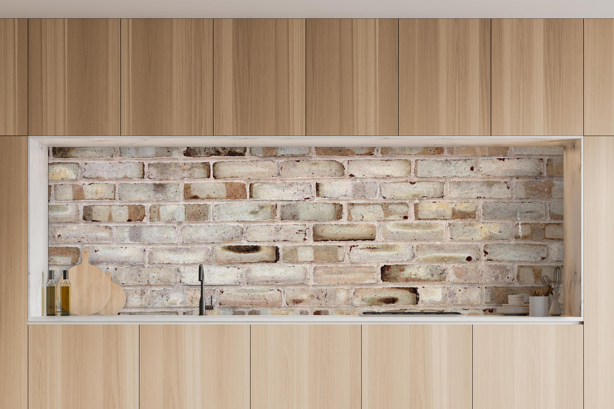 Küche - Braune verschimmelte Ziegelmauer in charakteristischer Vollholz-Küche mit modernem Gasherd