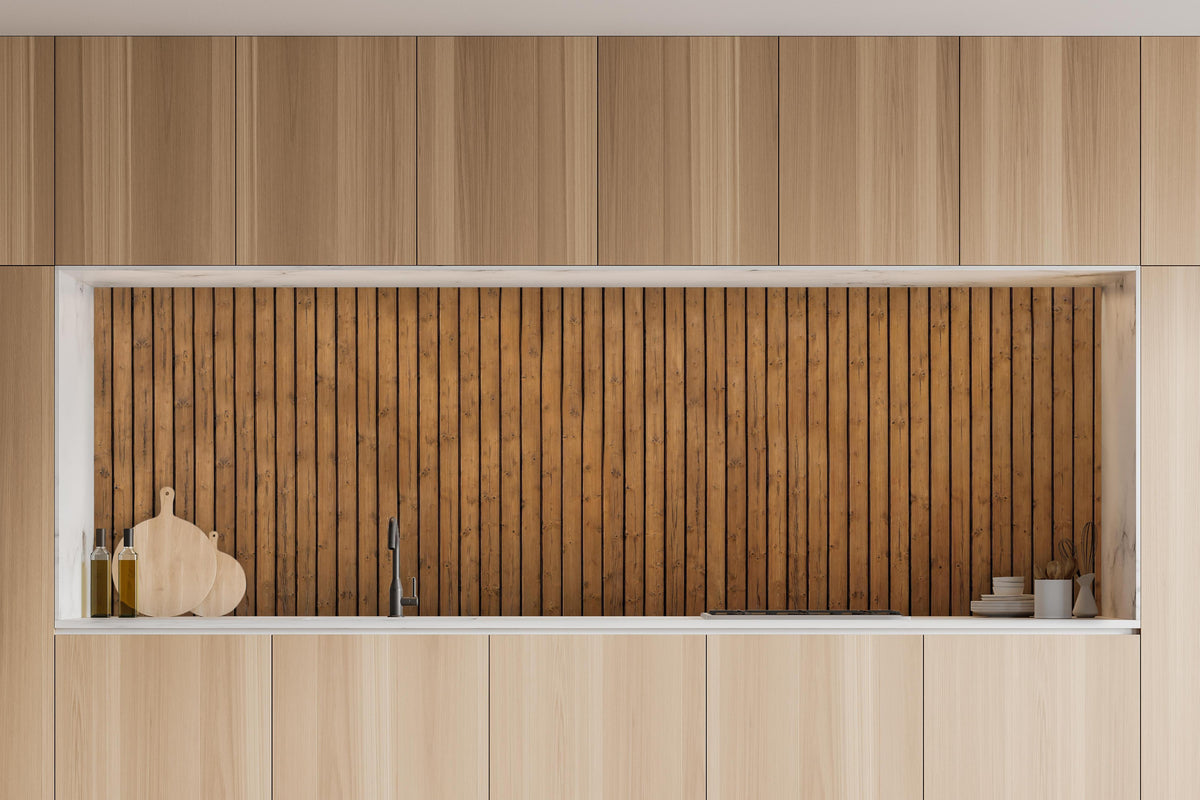 Küche - Braune vertikale Holzdielen in charakteristischer Vollholz-Küche mit modernem Gasherd