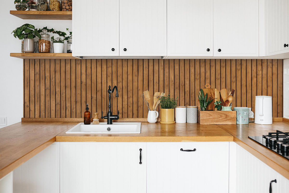 Küche - Braune vertikale Holzdielen in weißer Küche hinter Gewürzen und Kochlöffeln aus Holz