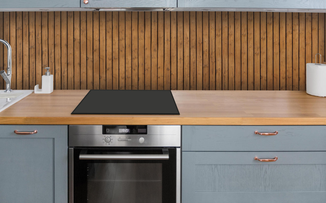 Küche - Braune vertikale Holzdielen über polierter Holzarbeitsplatte mit Cerankochfeld