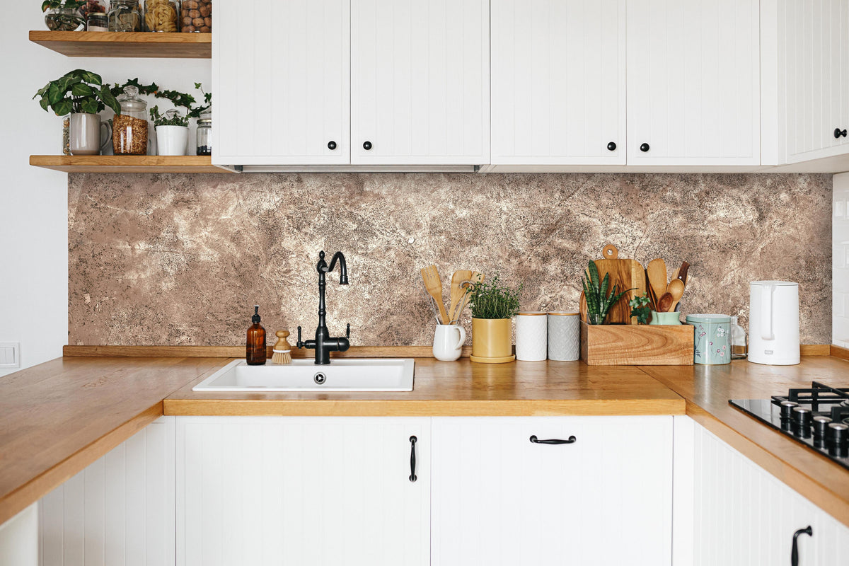 Küche - Brauner alter Sandstein 2 in weißer Küche hinter Gewürzen und Kochlöffeln aus Holz