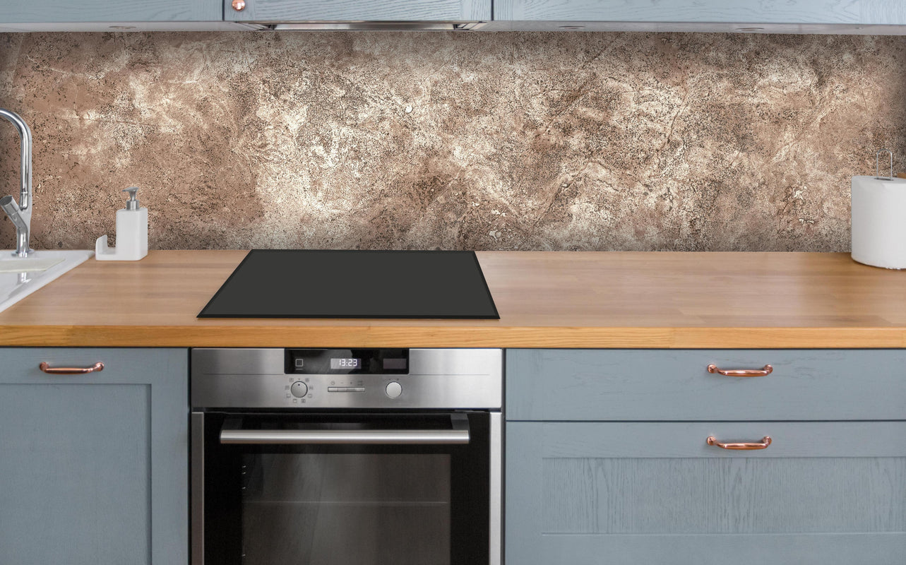 Küche - Brauner alter Sandstein 2 über polierter Holzarbeitsplatte mit Cerankochfeld