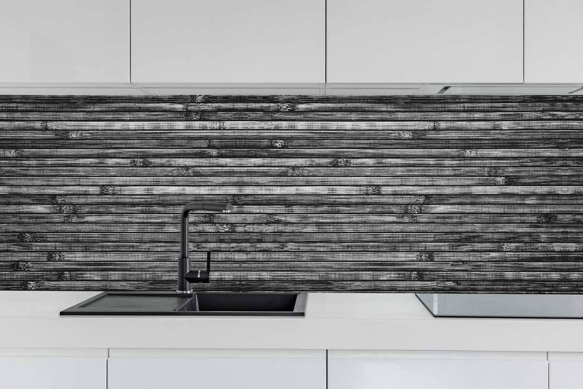 Küche - Breite schwarze und weiße hölzerne Hintergrund hinter weißen Hochglanz-Küchenregalen und schwarzem Wasserhahn