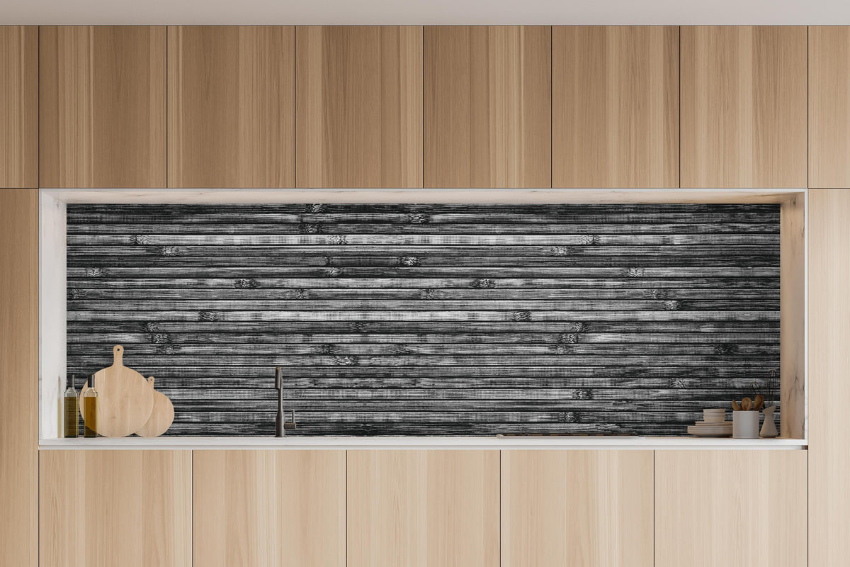 Küche - Breite schwarze und weiße hölzerne Hintergrund in charakteristischer Vollholz-Küche mit modernem Gasherd