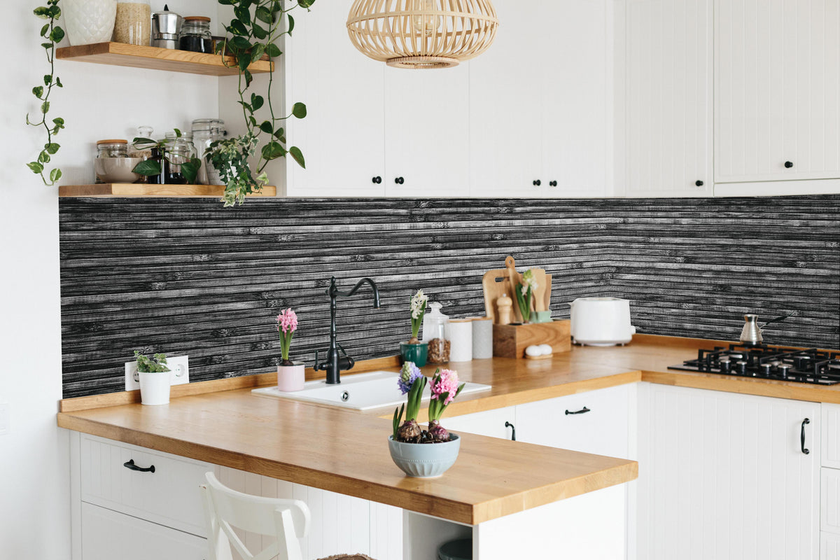 Küche - Breite schwarze und weiße hölzerne Hintergrund in lebendiger Küche mit bunten Blumen