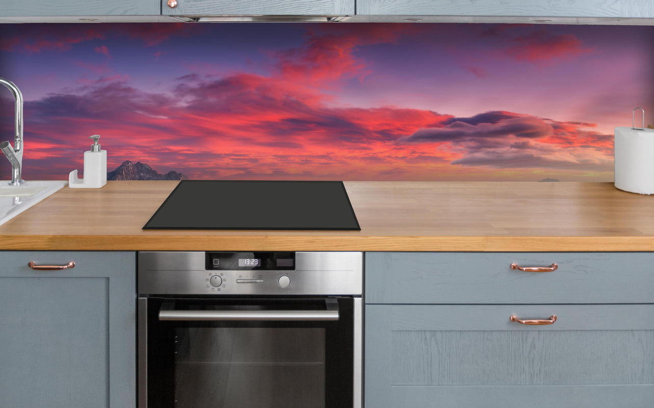 Küche - Bunt roter Himmel über polierter Holzarbeitsplatte mit Cerankochfeld