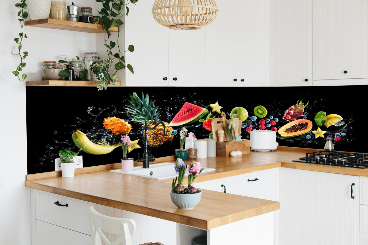 Küche - Bunte Früchte mit Wasserspritzern in lebendiger Küche mit bunten Blumen