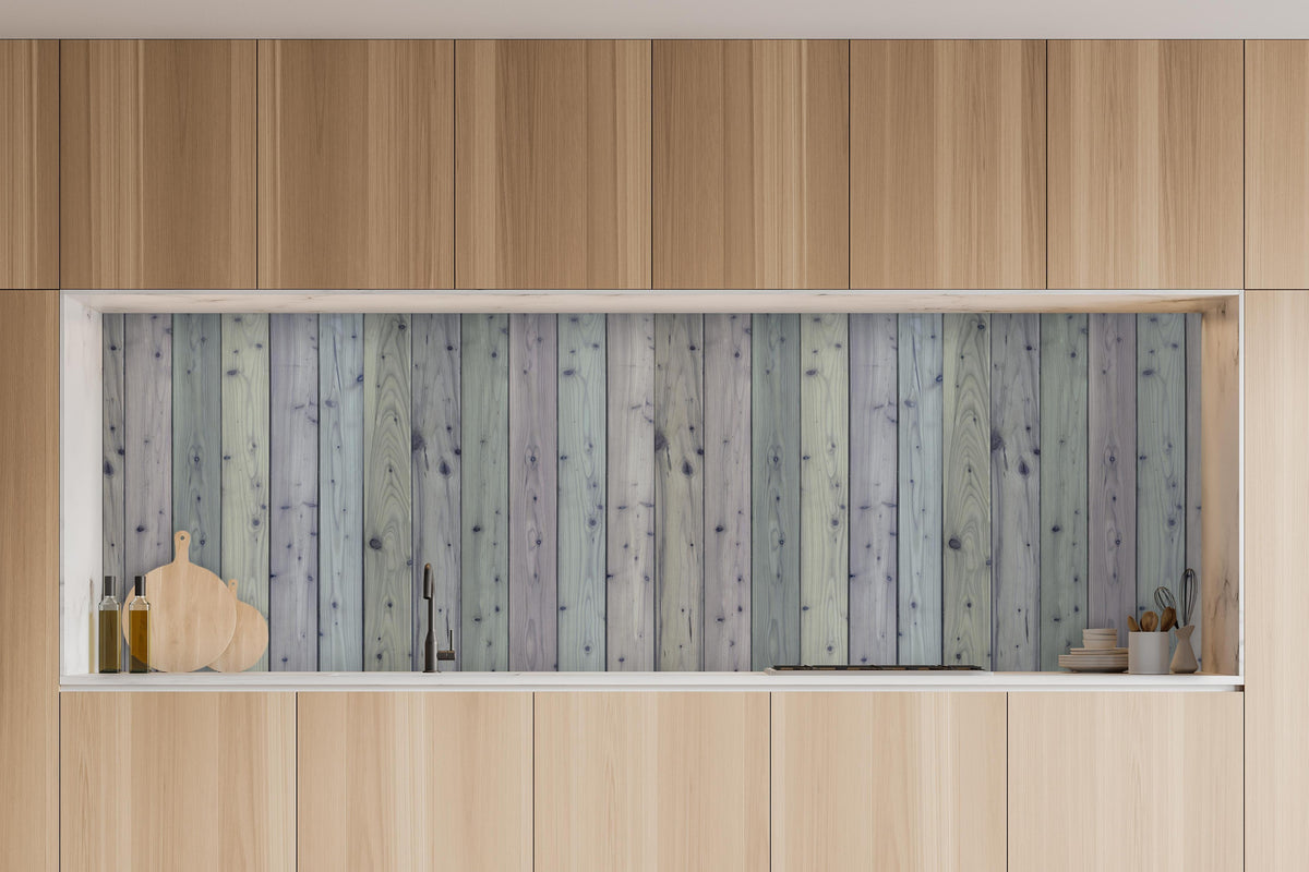 Küche - Bunte Holz Wand Textur in charakteristischer Vollholz-Küche mit modernem Gasherd