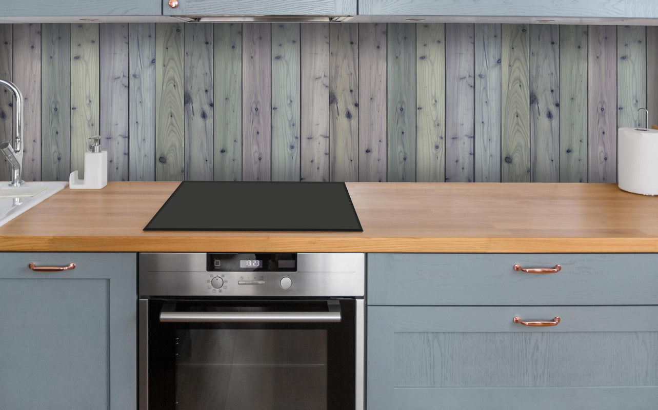 Küche - Bunte Holz Wand Textur über polierter Holzarbeitsplatte mit Cerankochfeld