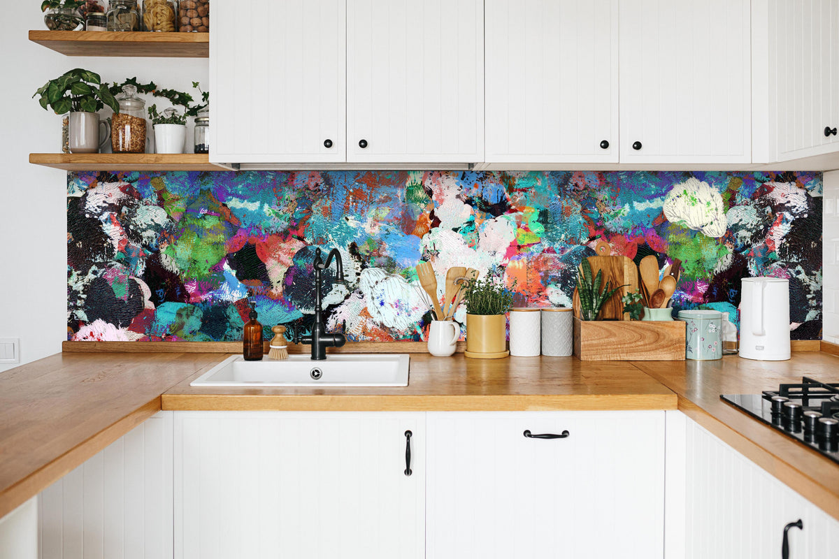 Küche - Bunte lebendige Kunst in weißer Küche hinter Gewürzen und Kochlöffeln aus Holz
