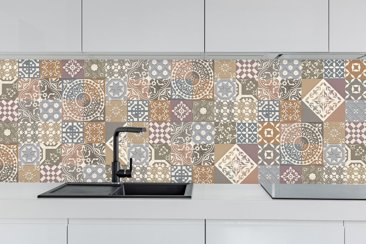 Küche - Buntes portugiesisches Mosaik hinter weißen Hochglanz-Küchenregalen und schwarzem Wasserhahn
